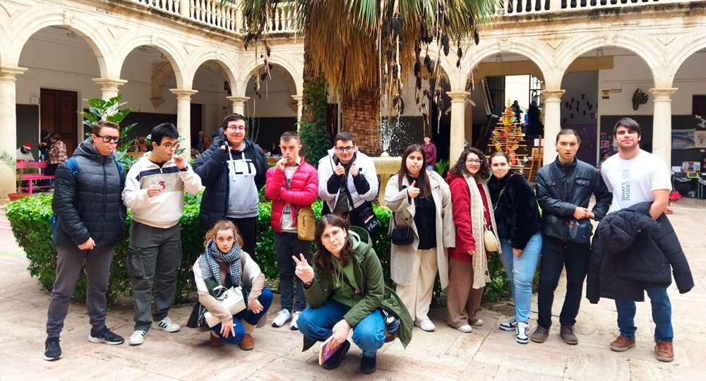 UNIdiversidad. Foto de participantes de UNIdiversidad en el patio de la Escuela de Arte